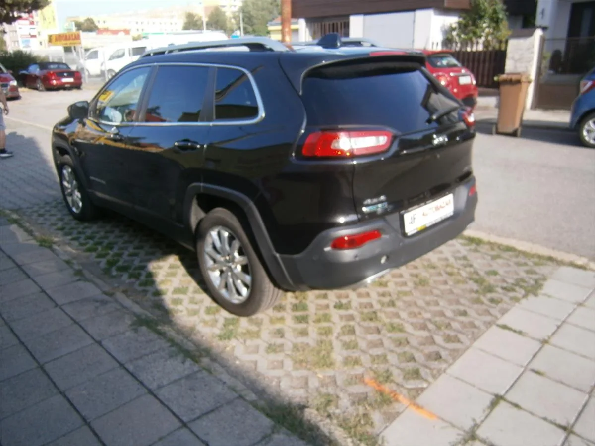 Jeep Cherokee – fotografie 4