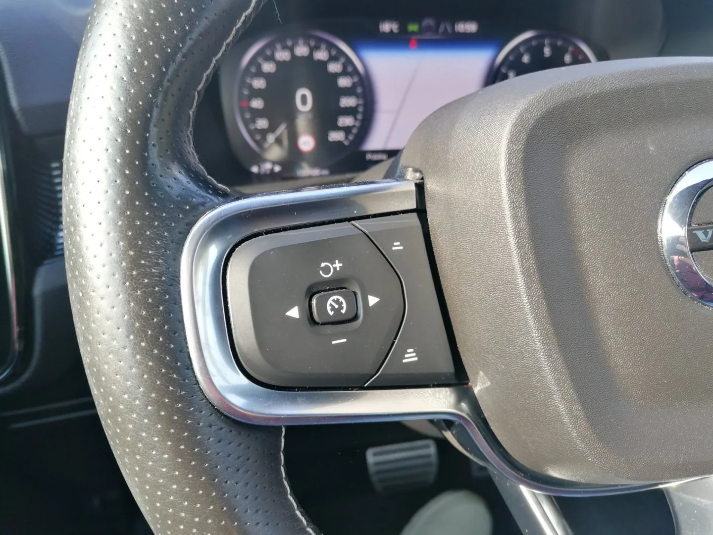 Volvo XC40 - Náhled 25